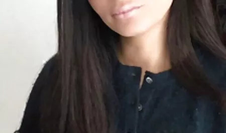 Bir seksi sarışın ve erotik papatya esmer