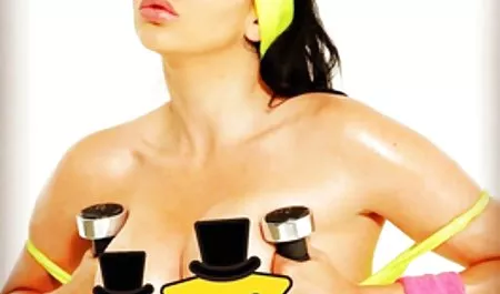 Bir erotik yetişkin film dildo ile yıkayın