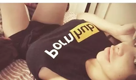 Kırmızı kanepede yabancı sex filmleri seks Jessica Valentino