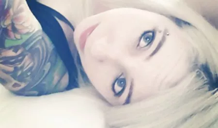 Chloe Carter Siyah, yüzü erotik film izlemek bitmiş