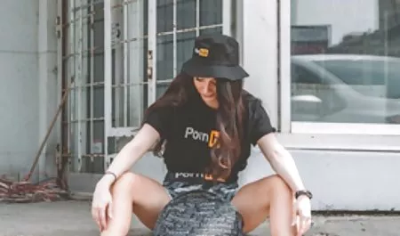 Kız iki erotik konulu film erkek şarkıcı