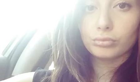 Esmer onu parmaklıyor. swinger erotik film