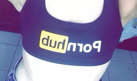 Bir sandalyede erotik papatya güzellik