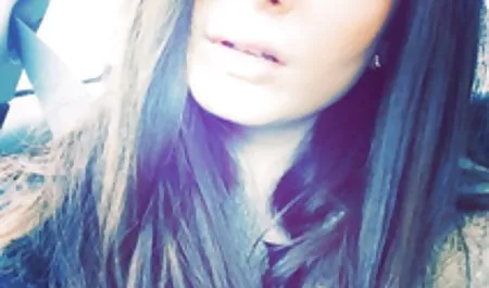 Bir sandalyede mastürbasyon erotik film sex gözlük ile sıcak kadın.