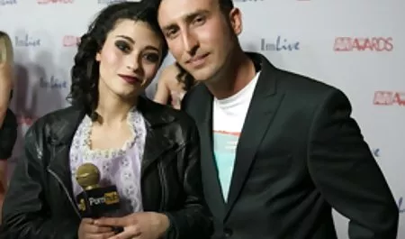 Olgun bir tören papatya erotik film sırasında bir mum yakmak tecavüz